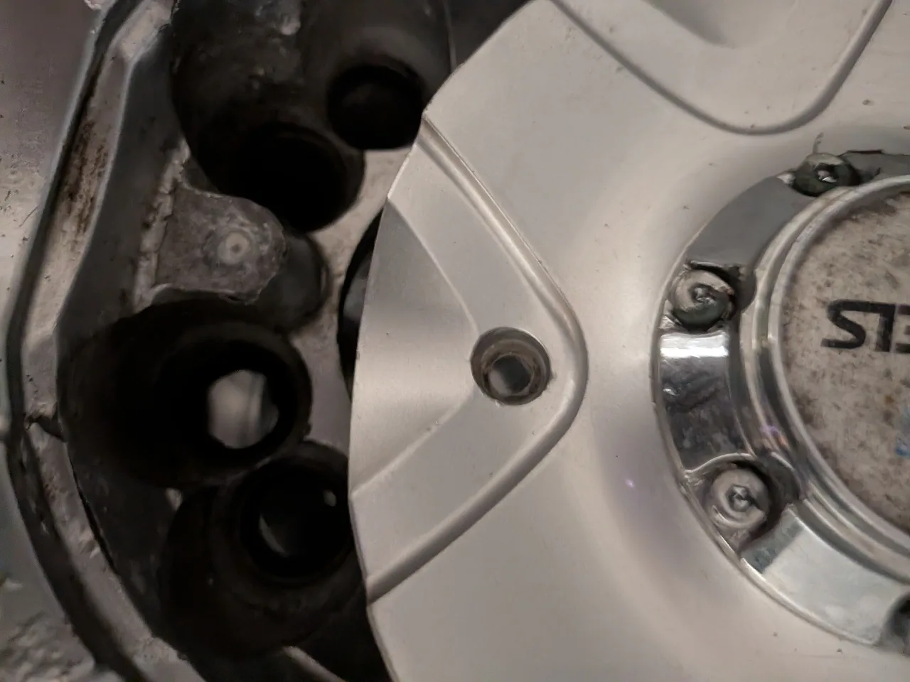 Enlever une vis cassée sur deux Mags